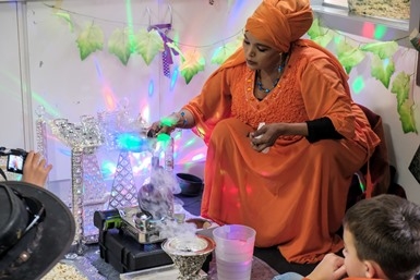 Làm quen với những người bạn mới tại sự kiện Gặp gỡ hàng xóm nhà bạn