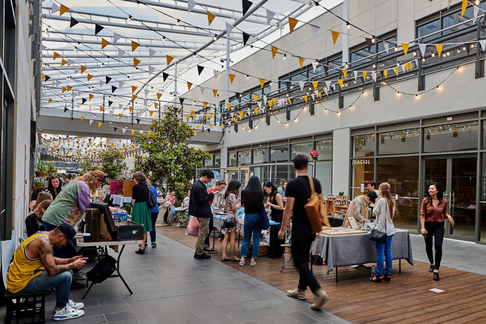 Khu chợ phục vụ mua sắm The District Makers Market