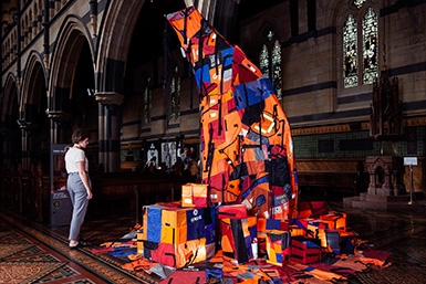 Chiêm ngưỡng tác phẩm cây giáng sinh 'Not a Creature was Stirring' của nhà văn Ben Quilty và họa sĩ Mirra Whale