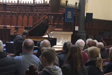 Thưởng thức âm nhạc từ những nghệ sĩ xuất sắc