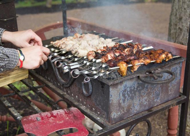 Đổ bộ xuống chợ đêm vùng Albans bày bán hàng loạt đồ ăn ngon đến từ nhiều nước trên thế giới