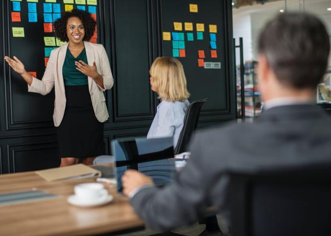 Lớp học Kĩ năng nói chuyện trước đám đông, giao tiếp và thuyết trình