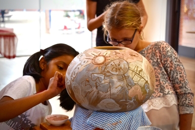 Hai thợ làm gốm khách mời minh họa phương pháp làm gốm nổi tiếng đến từ Ấn Độ