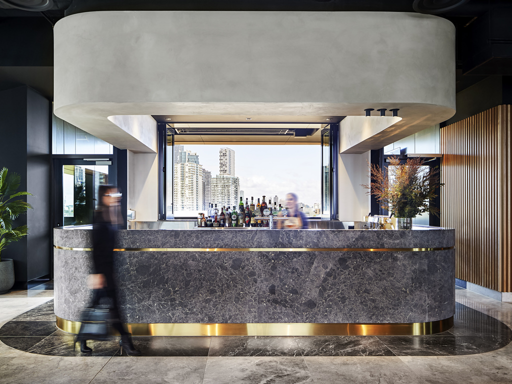 Tận hưởng không khí bar sôi động tại rooftop và nghe nhạc sống từ nghệ sĩ Angus Leg